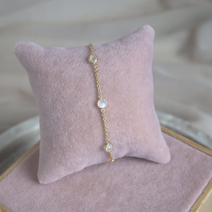 Gold bracelet with Rainbow Moonstone crystals that has a beautiful blue shimmer. Classy gemstone bracelet in gold with magical crystal Moonstone.