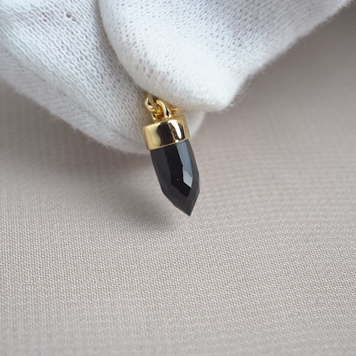 Onyx mini point pendant in gold. Gemstone pendant with Onyx mini point.