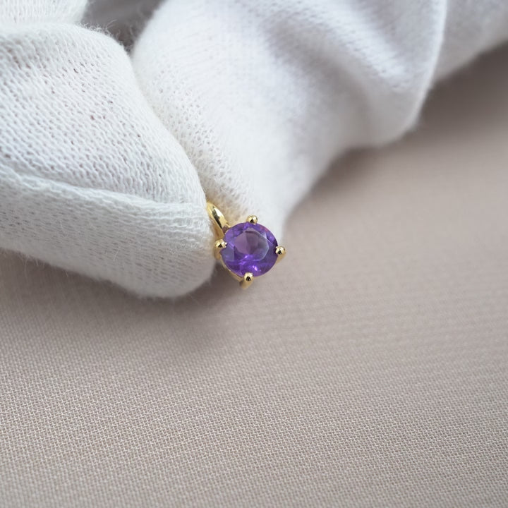 Amethyst charm in a classy design and gold details. Gemstone charm with Amethyst in a beautiful and classy design.
