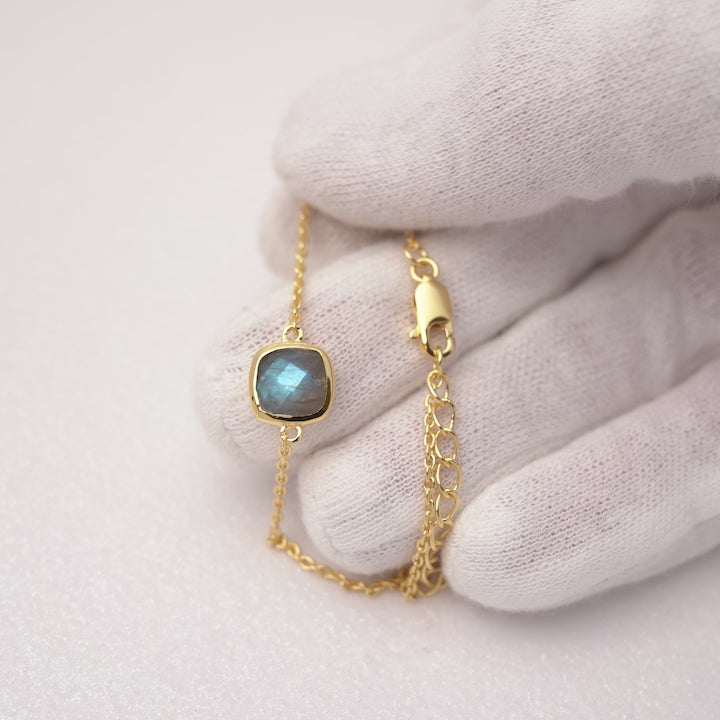 Gold bracelet with Labradorite. Gemstone bracelet with Labradorite in gold vermeil.