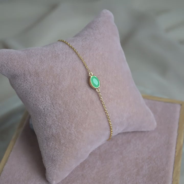 May birthstone bracelet in gold with Chrysoprase. Gemstone bracelet with green crystal Chrysoprase.