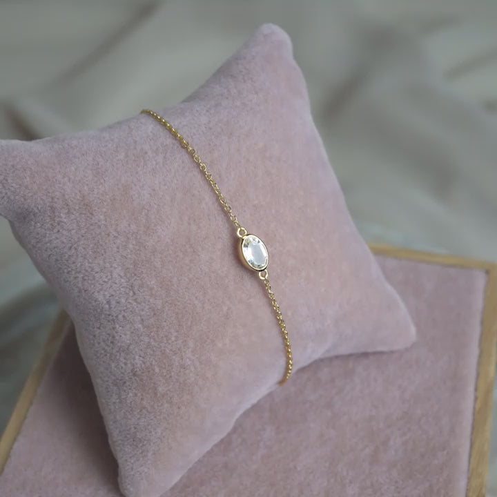 Goldbracelet with April birthstone Clear Quartz. Birthstone bracelet in gold with Clear Quartz gemstone.