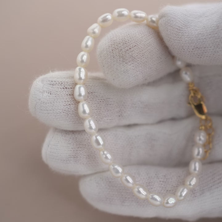 Gold bracelet with freshwater pearls. Bracelet with pearls in gold.