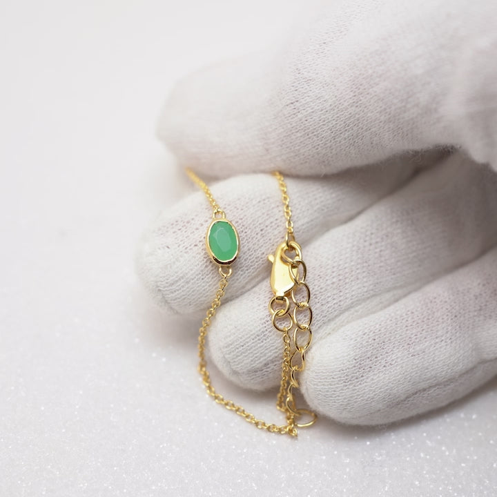 May birthstone bracelet in gold with Chrysoprase. Gemstone bracelet with green crystal Chrysoprase.