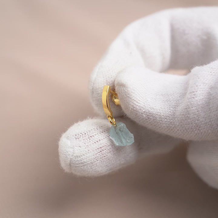 Earring with raw crystal Aquamarine. Crystal earrings in gold with blue stone Aquamarine in raw form.
