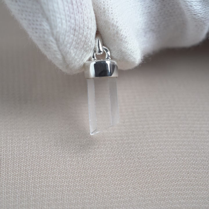Gemstone jewelry with a natural Clear Quartz tip with silver details. Crystal jewelry with Clear Quartz pendant in sterling silver 925.
