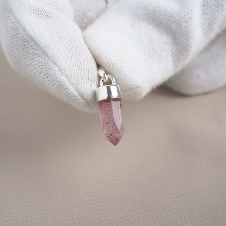 Mini tip with strawberry quartz in silver. The gemstone Strawberry Quartz with a red pink color.