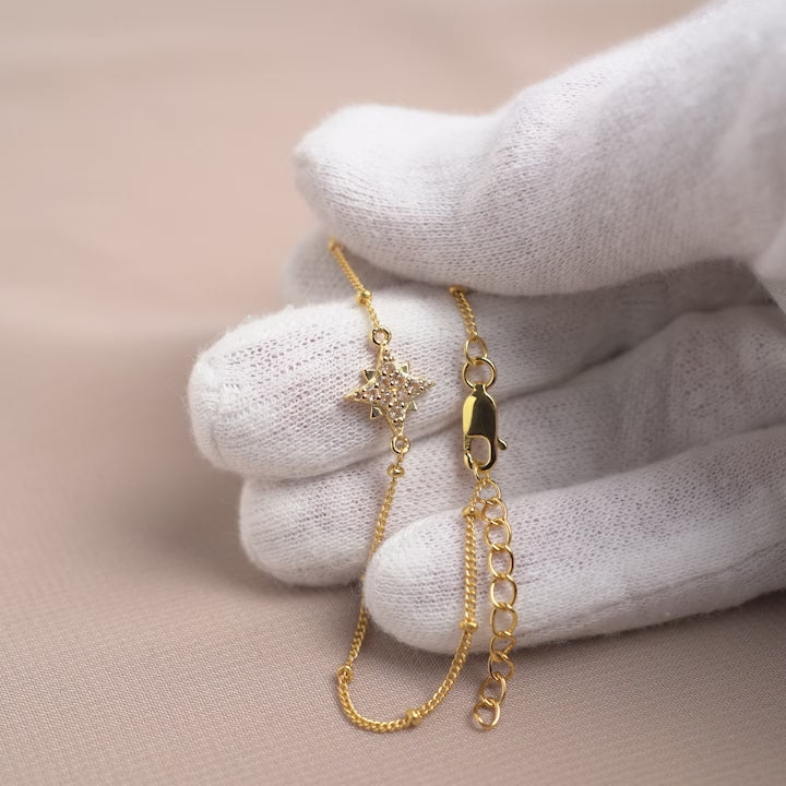 Beautiful bracelet in gold and with a sparkling star.