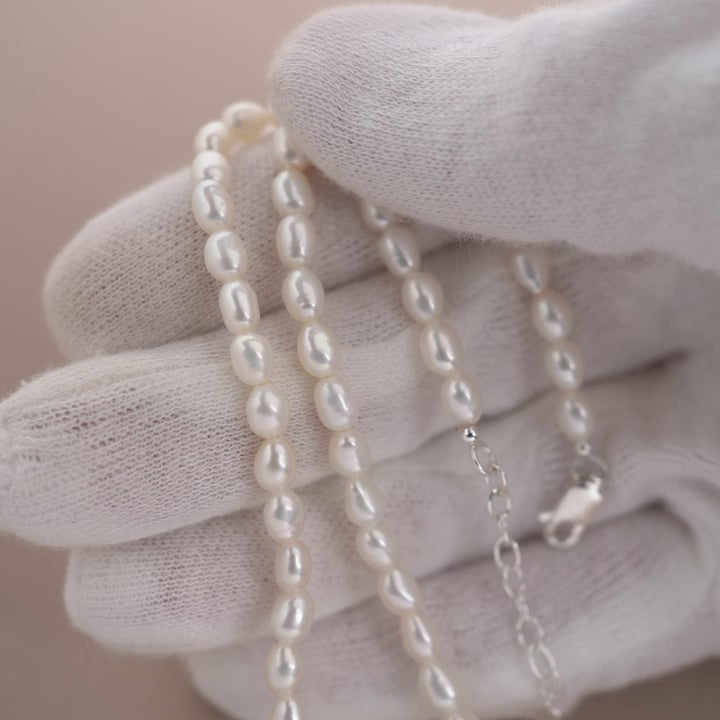 Elegant pearl necklace in silver. Classic freshwater pearl necklace in silver.