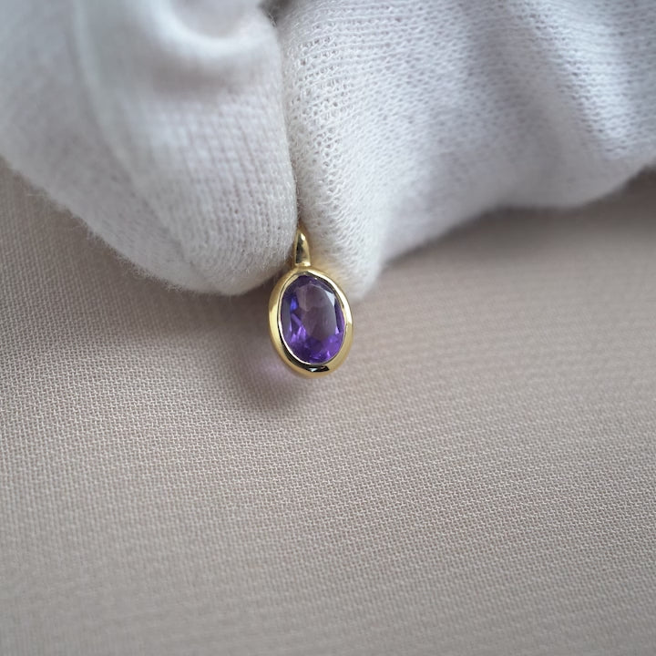 Amethyst pendant in gold. Gemstone pendant with purple Amethyst crystal with gold details.