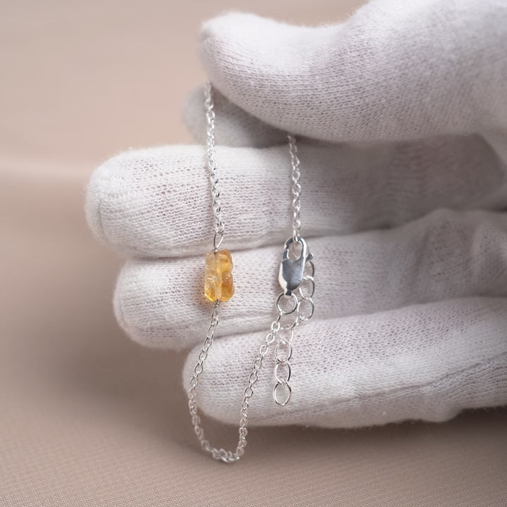 Modern bracelet with a yellow crystal in silver.