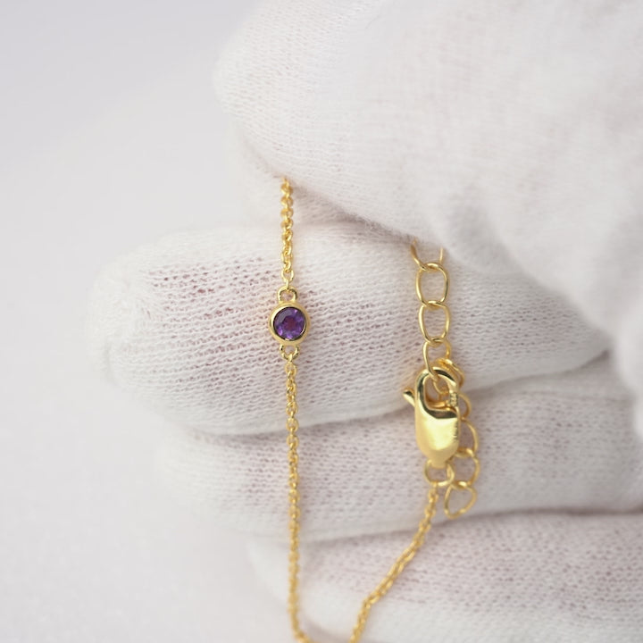 Goldbracelet with purple gemstone Amethyst. Gemstone bracelet with Amethyst in gold.