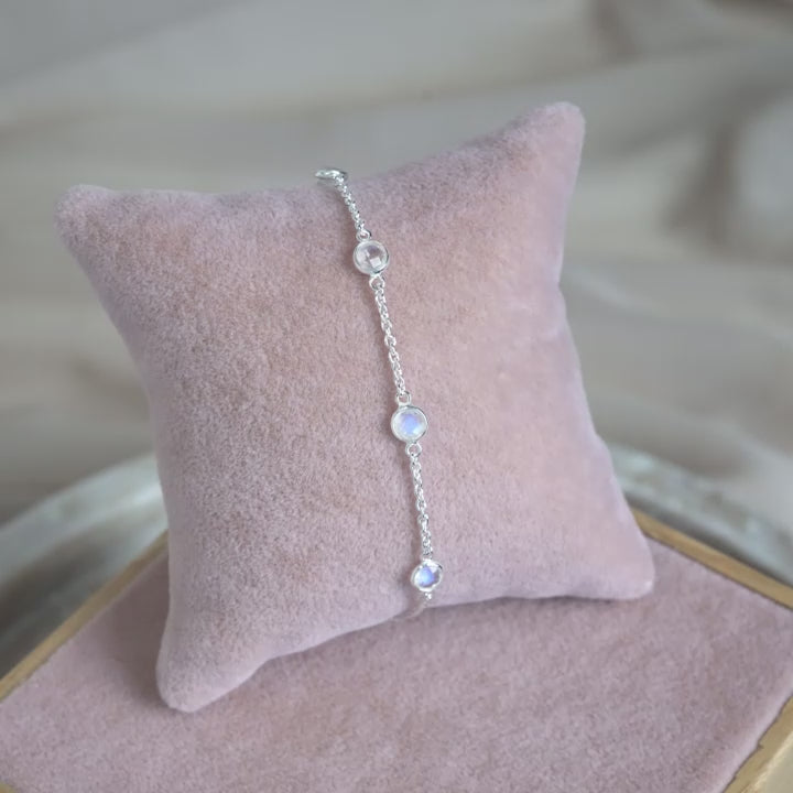 Silver bracelet with magical gemstone Rainbow Moonstone. Crystal bracelet with Moonstone in silver and a endless design.