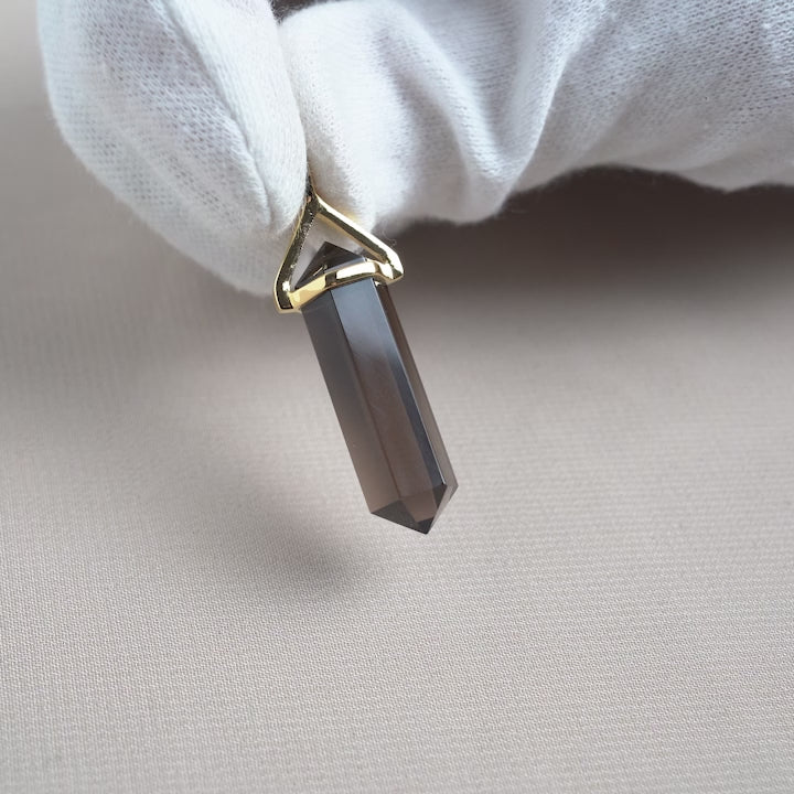 Pendant with Smoky quartz in point model. Point pendant with Smoky quartz in gold.