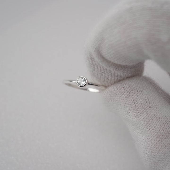 Petite White Topaz ring in silver. Gemstone ring in silver in a elegant design.