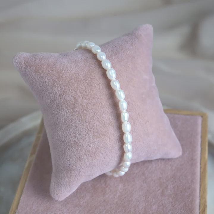 Gold bracelet with freshwater pearls. Bracelet with pearls in gold.