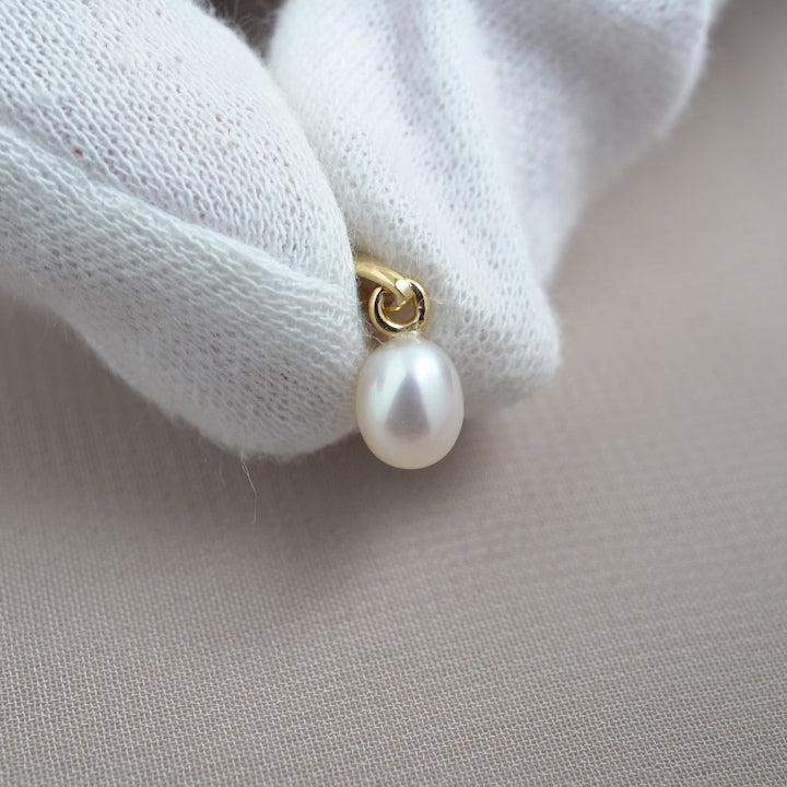 Freshwater pearl charm in gold. Beautiful pearl charm in gold.
