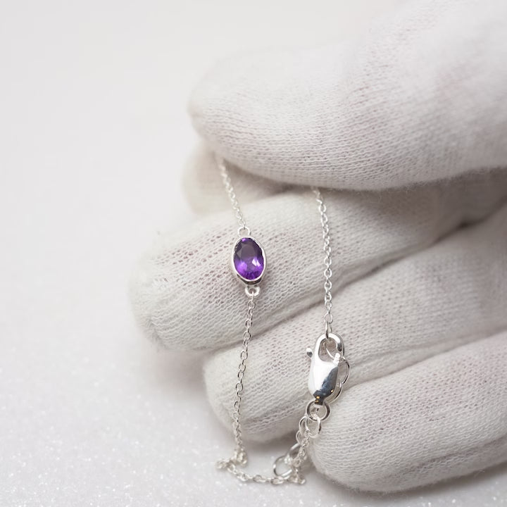Silverbracelet with February birthstone Amethyst. Gemstone bracelet with purple Amethyst crystal.
