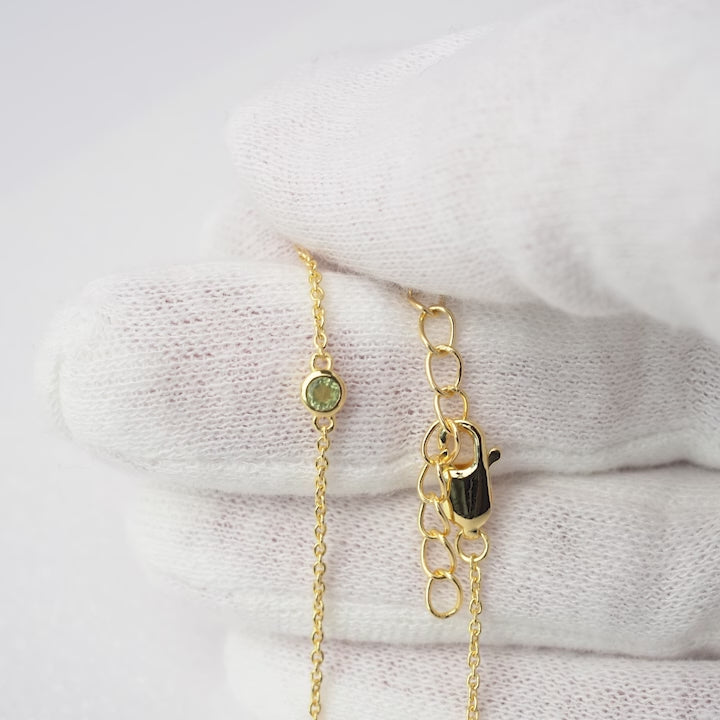 Gold bracelet with Peridot in a petite design. Gemstone bracelet with green crystal Peridot in gold.