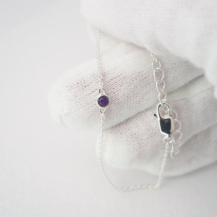 Silverbracelet with purple gemstone Amethyst. Crystal bracelet with genuine gemstone Amethyst.