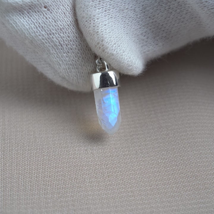 Mini point crystal pendant in silver. Gemstone pendant with Rainbow Moonstone mini point.