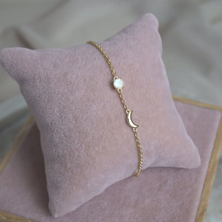 Luna bracelet in gold with Rainbow Moonstone. Gemstone bracelet in gold with crystal Moonstone that has a blue shimmer.