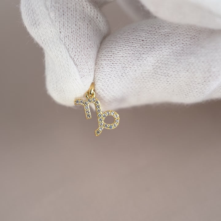 Crystal charm with Capricorn (Goat) in gold. Gemstone pendant with zodiac sign Capricorn (Goat).