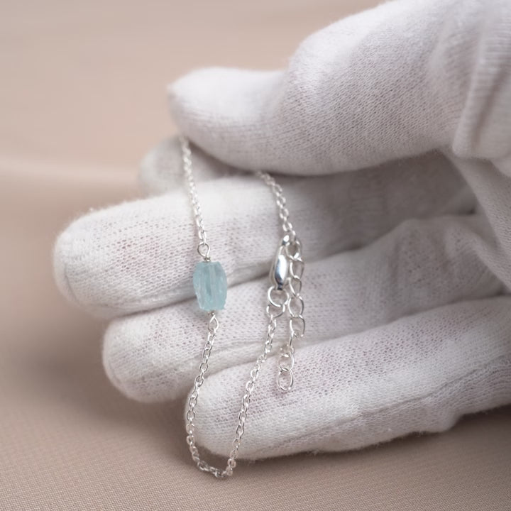 Silberarmband mit rohem Aquamarinkristall.