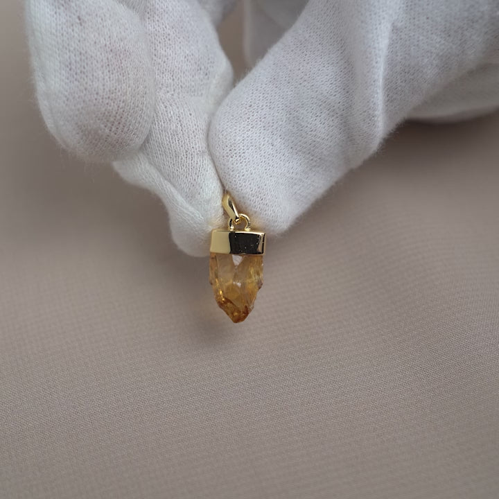 Raw Citrine gemstone pendant in gold. Classy and magical Citrine pendant in gold.