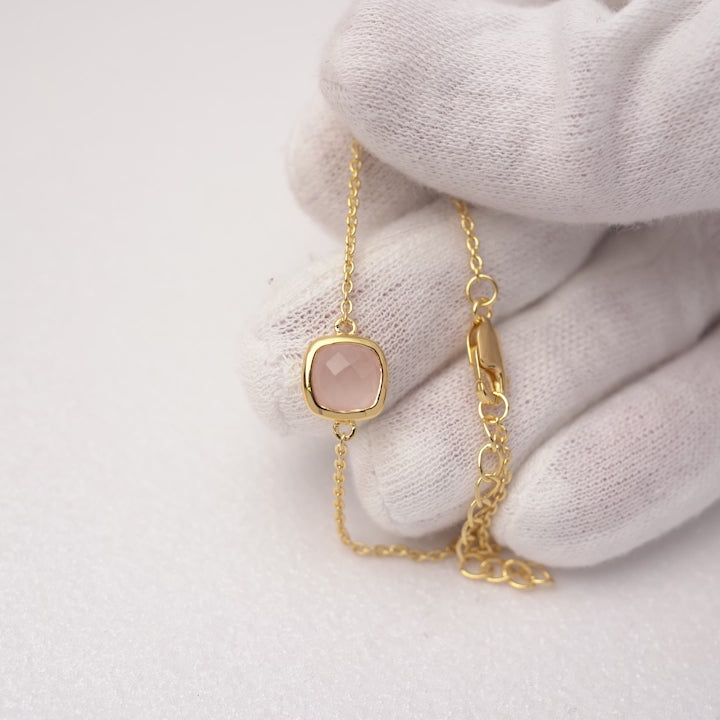 Gold bracelet with crystal Rose Quartz, which is the birthstone of October. Bracelet in gold with Rose quartz, which is a crystal that symbolizes love.