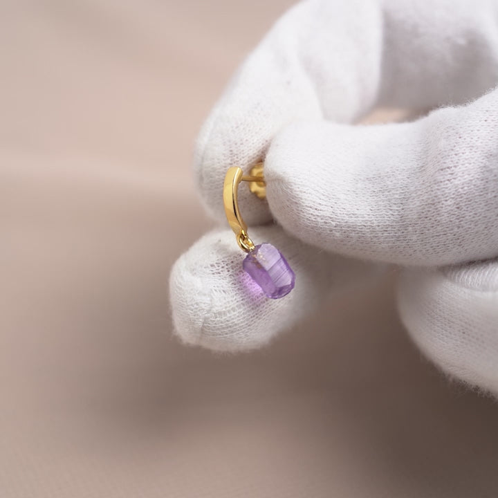 Raw Amethyst gemstone earrings in gold. Beautiful Amethyst earrings in a modern design.