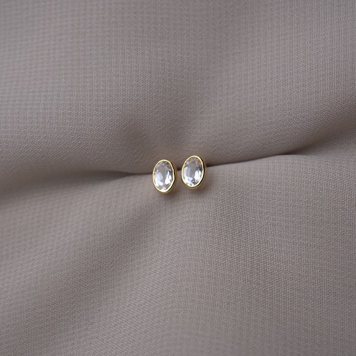 Gold stud earrings with Clear Quartz. April birthstone earrings in gold and with Clear Quartz.