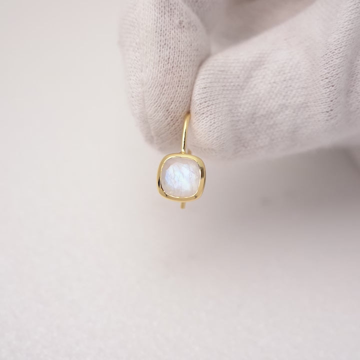 Gold earrings with Rainbow Moonstone in gold. Crystal earrings with Moonstone in an elegant design.