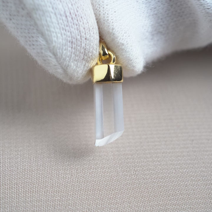 Gold pendant with Clear Quarts in a more natural shaped point. Gemstone pendant with Clear Quartz and gold details.