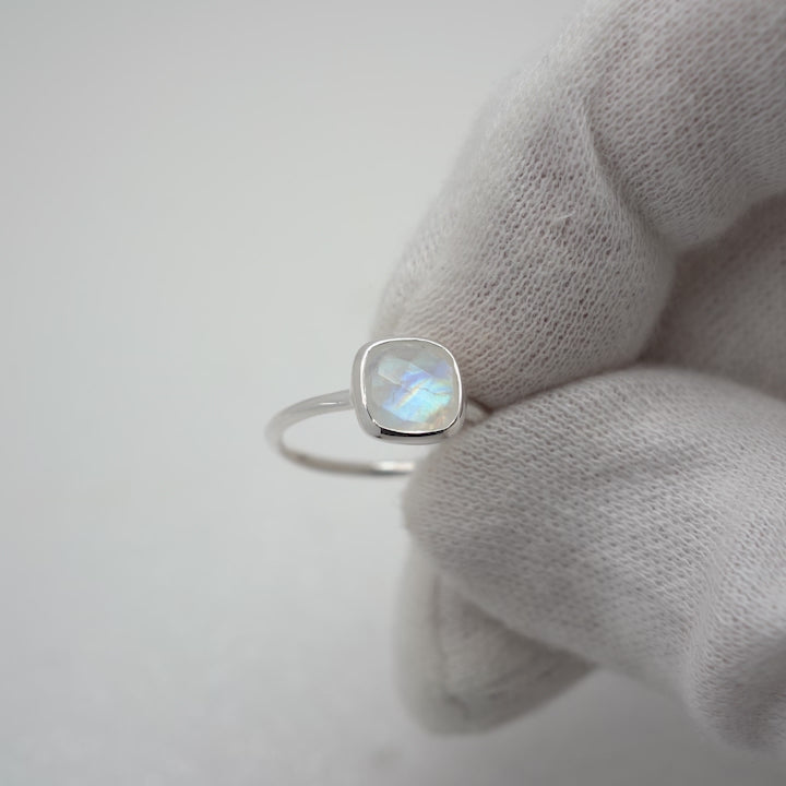 Moonstone ring in silver. Elegant gemstone ring with Moonstone in silver.