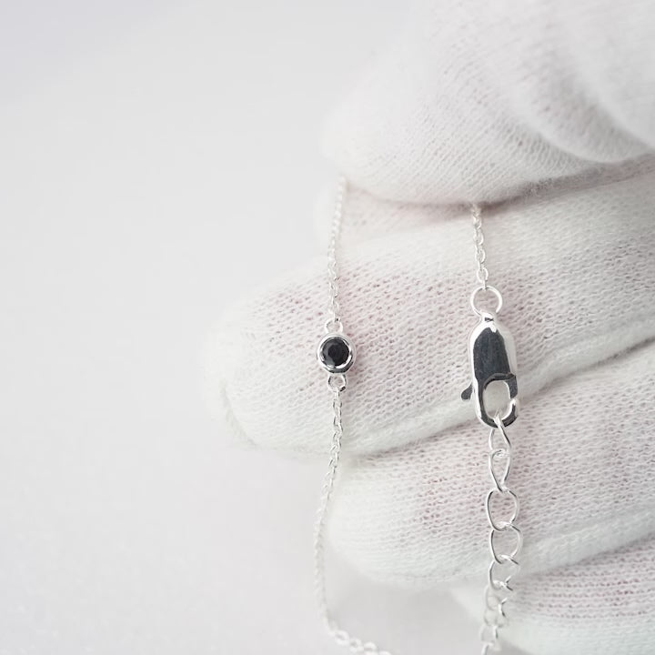 Silver bracelet with Onyx crystal. Gemstone bracelet with black crystal Onyx in a elegant design.