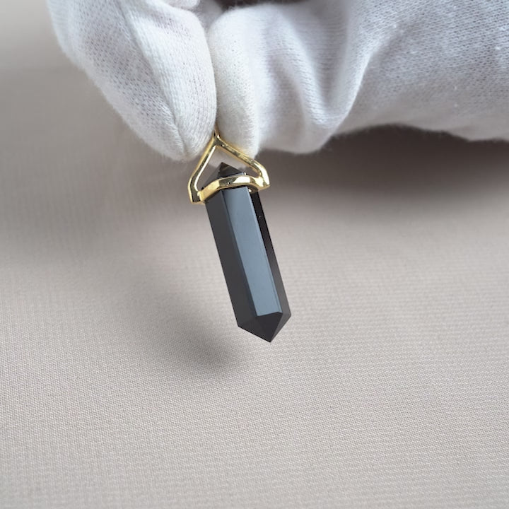 Gemstone pendant with Onyx in gold. Point pendant with Onyx, also the birthstone of July.