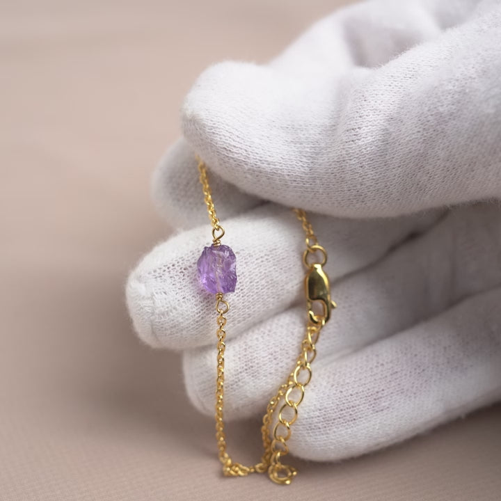 Goldbracelet with raw Amethyst in a purple color. Gemstone bracelet in gold and purple gemstone Amethyst in a raw design.
