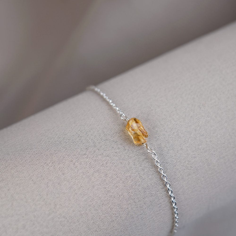 Modern silver bracelet with a raw yellow crystal Citrine. Crystal bracelet in silver with a yellow raw citrine crystal.