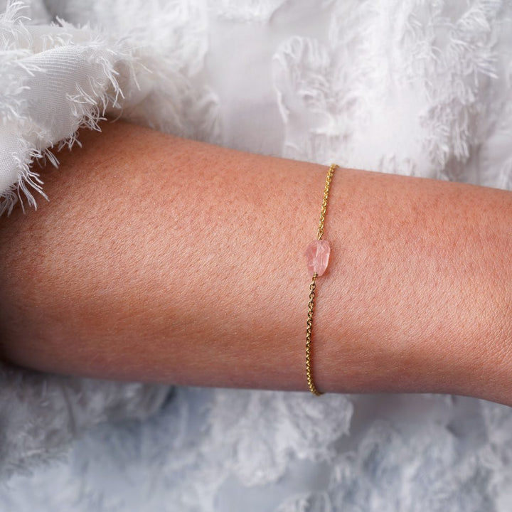 Gold bracelet with small pink crystal Rose Quartz. Bracelet in gold with a pink raw gemstone Rose Quartz.