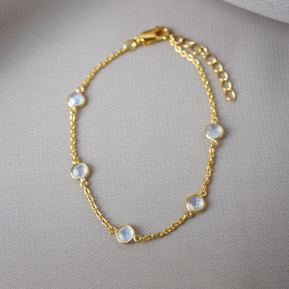 Gold bracelet with Moonstone. Bracelet with Rainbow Moonstone in gold.