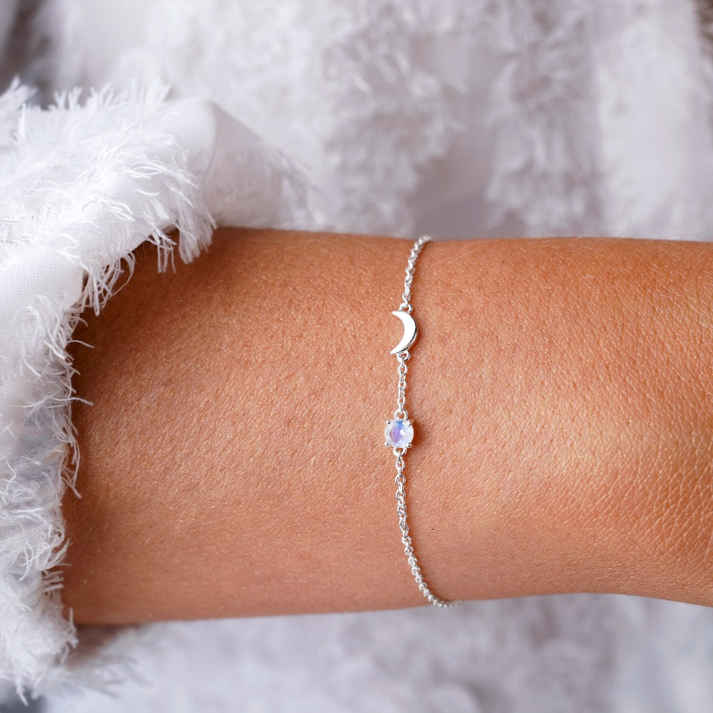 Bracelet with crescent moon and crystal Rainbow moonstone in sterling silver 925. Crystal bracelet with Moonstone and moon in silver.