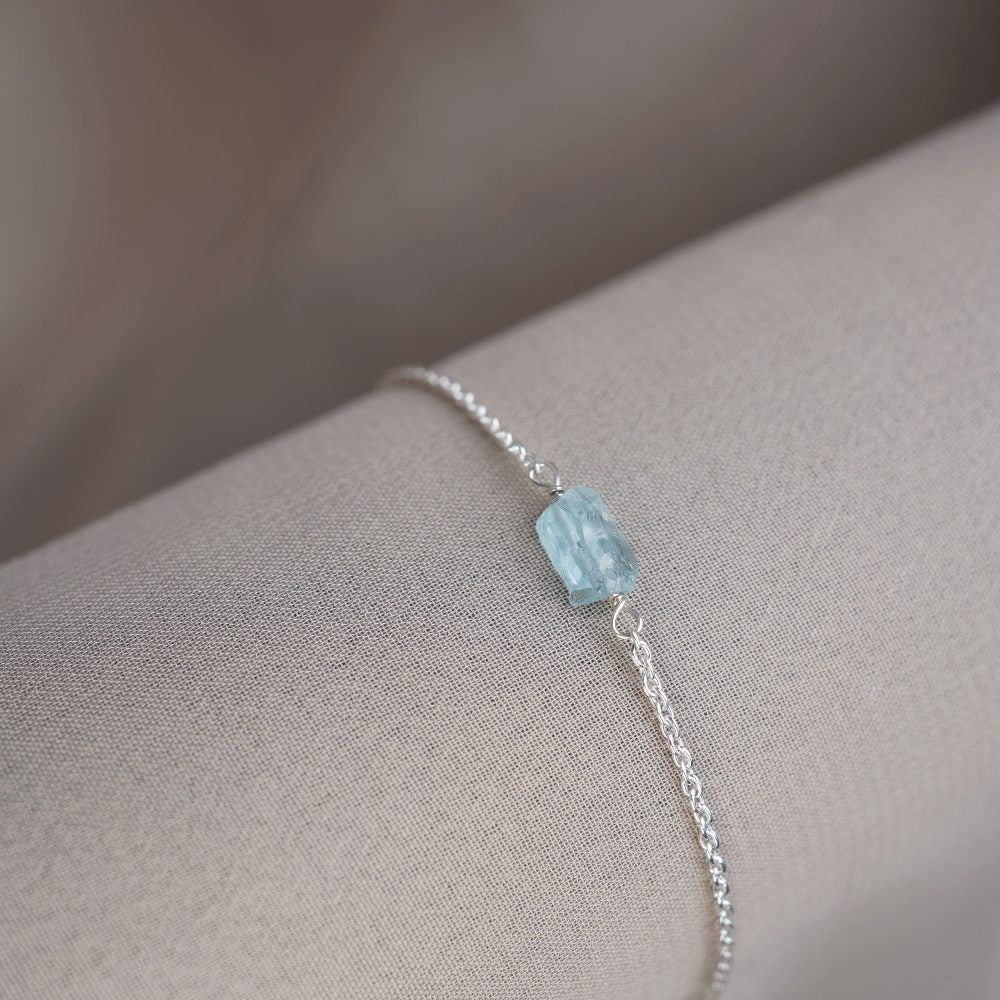 Crystal bracelet with a small blue raw crystal. Bracelet with gemstone Aquamarine in silver.