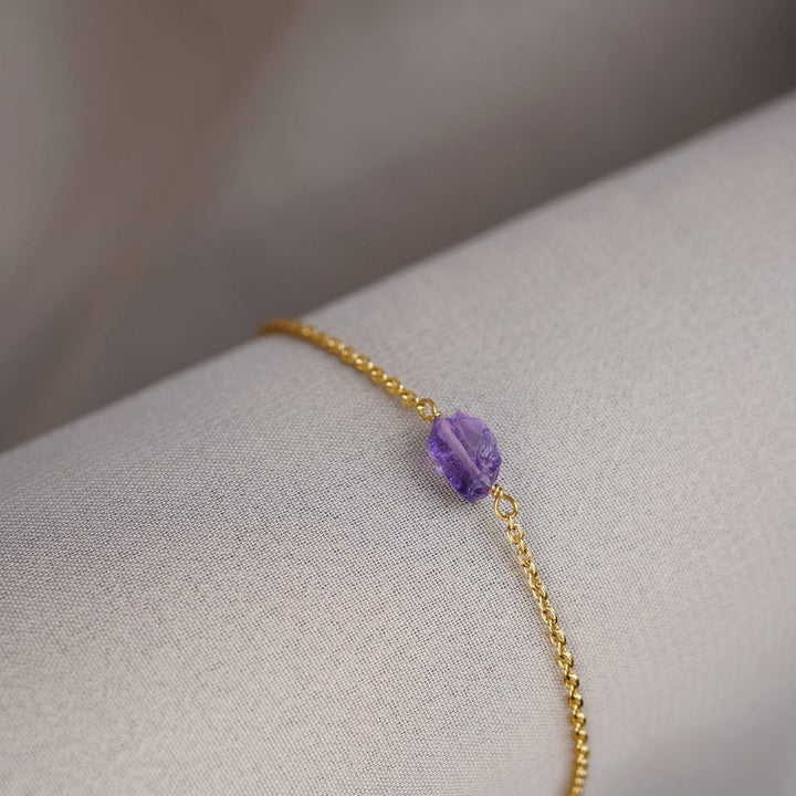  Amethyst gold bracelet. Modern gemstone bracelet with Amethyst in gold.