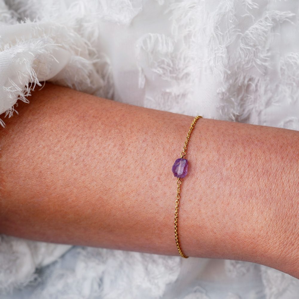 Gold bracelet with a small purple raw crystal. Bracelet with small raw Amethyst gemstone in gold.