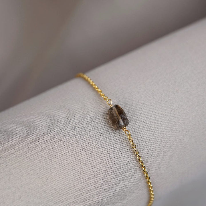 Crystal bracelet in gold with raw small Smoky quartz gemstone. Bracelet with Smoky Quartz which is a brown stone.