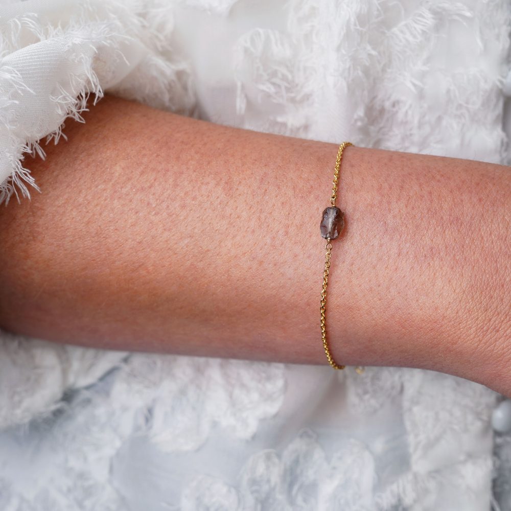 Gold bracelet with raw small Smoky Quartz crystal. Bracelet in gold with Smoky Quartz in a modern design.