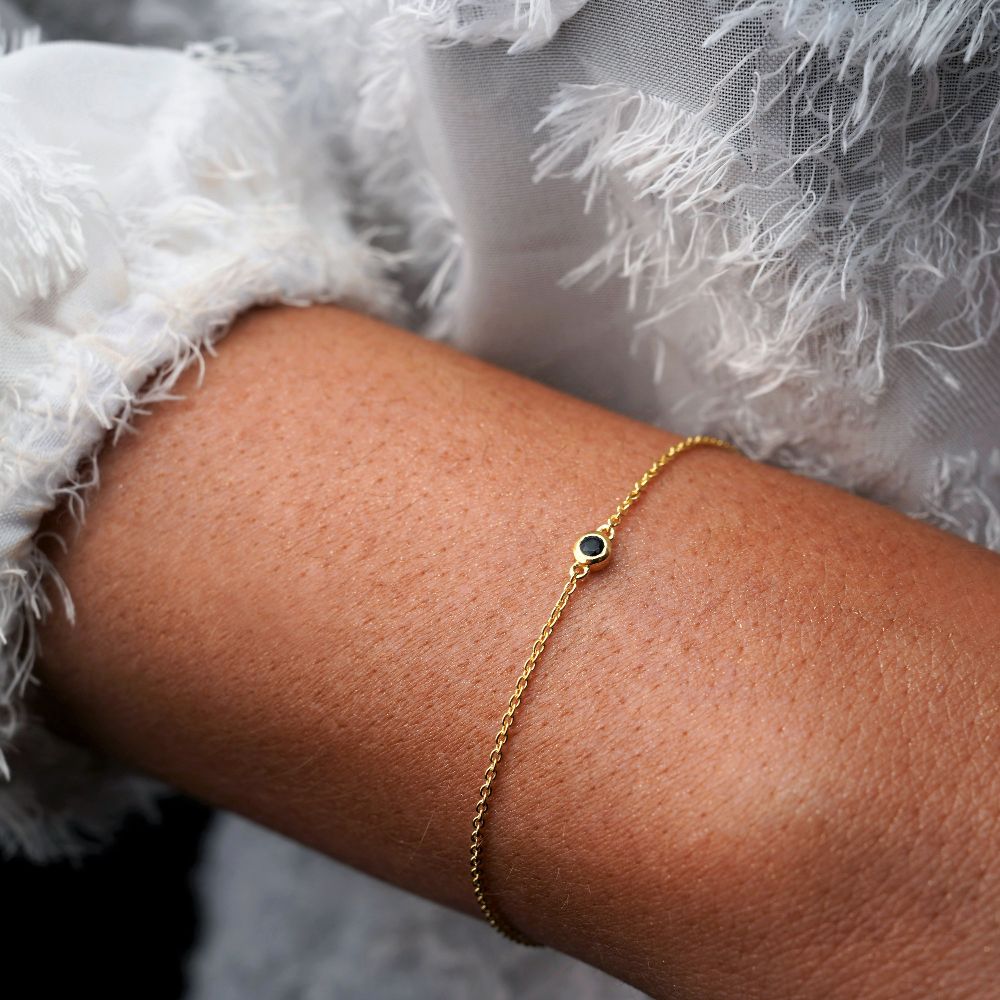 Crystal bracelet in gold with black Onyx gemstone. Gold bracelet with black Onyx that has protective properties.