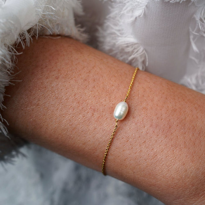 Gold bracelet with freshwater pearl. Bracelet with pearl in gold.