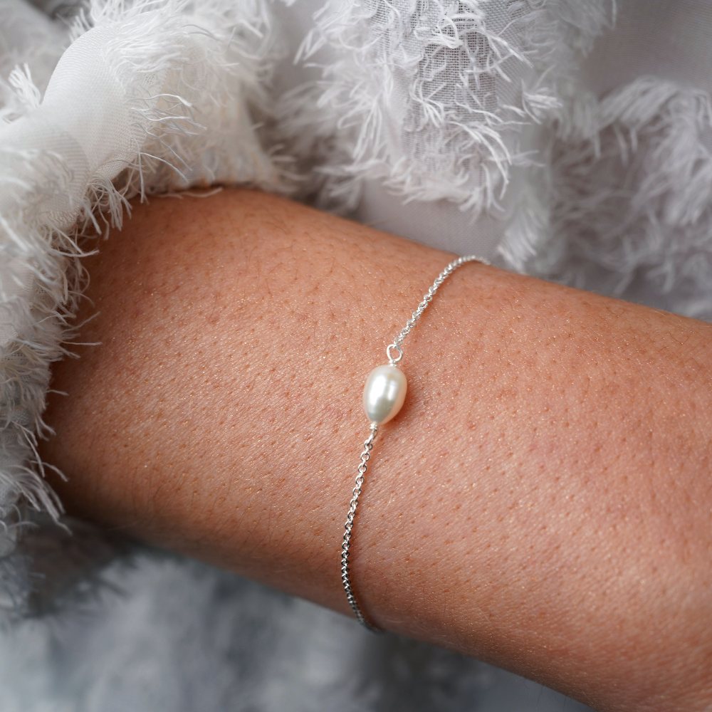 Bracelet with freshwater pearl in sterling silver. Silver bracelet with pearl.